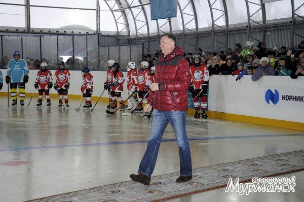 В Заполярном состоялось открытие крытой ледовой арены