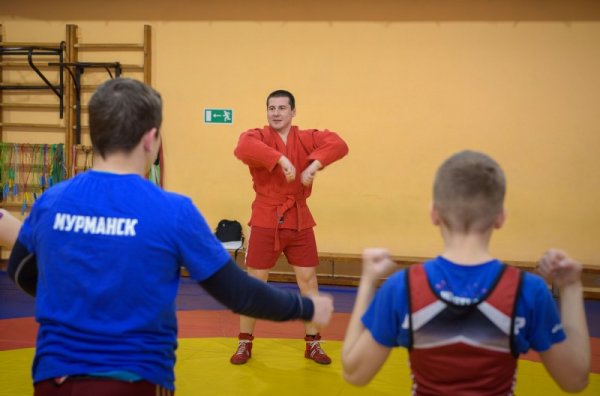 В Мурманске полицейские выполнили спортивную разминку с юными спортсменами