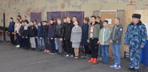 Дети сотрудников полиции приняли участие в пулевой стрельбе мурманского «Динамо»