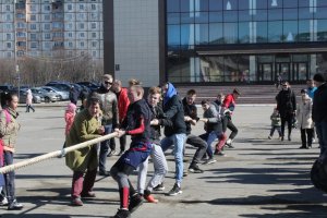 В Гаджиево школьники и военные соревновались в перетягивании каната