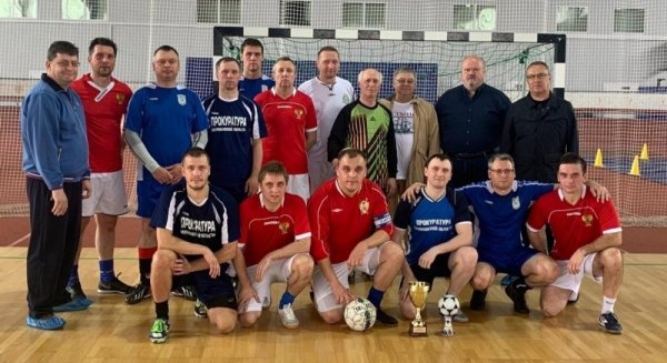 В Мурманске прокурорские работники сразились в волейбол и мини футбол