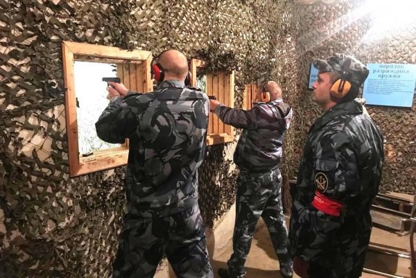 Сотрудники зеленоборской колонии соревновались в стрельбе