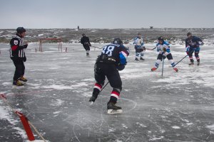 Моряки-североморцы сразились в хоккей на острове Земля Александры