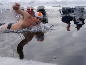 Заплыв любителей ледяного плавания