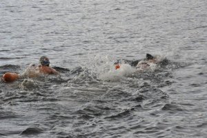 Мурманские «моржи» проплыли праздничные 103 метра
