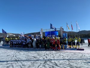 Мурманские портовики играли в хоккей на озере Байкал