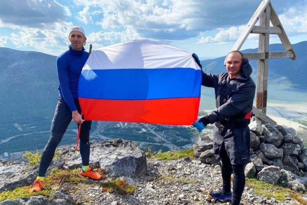 Мурманчане водрузили на вершине горы Юкспорр российский триколор