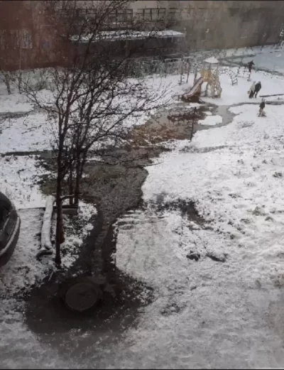 Течёт мутная вода под детские ноги