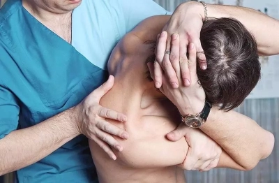 Манипуляции на грудном отделе при боли в плече