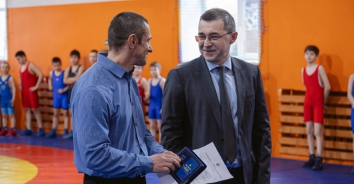 Директора и тренера мэр наградил почетным знаком за вклад в развитие Мурманска