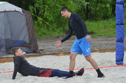 Пляжный волейбол в суровую погоду Мурманска