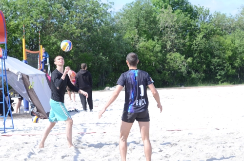 Пляжный волейбол в суровую погоду Мурманска
